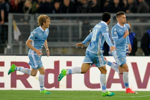 的射门为球 的射门为球